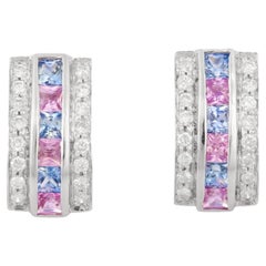 Clous d'oreilles en or blanc 18 carats avec saphirs multicolores et diamants en forme de barre incurvée