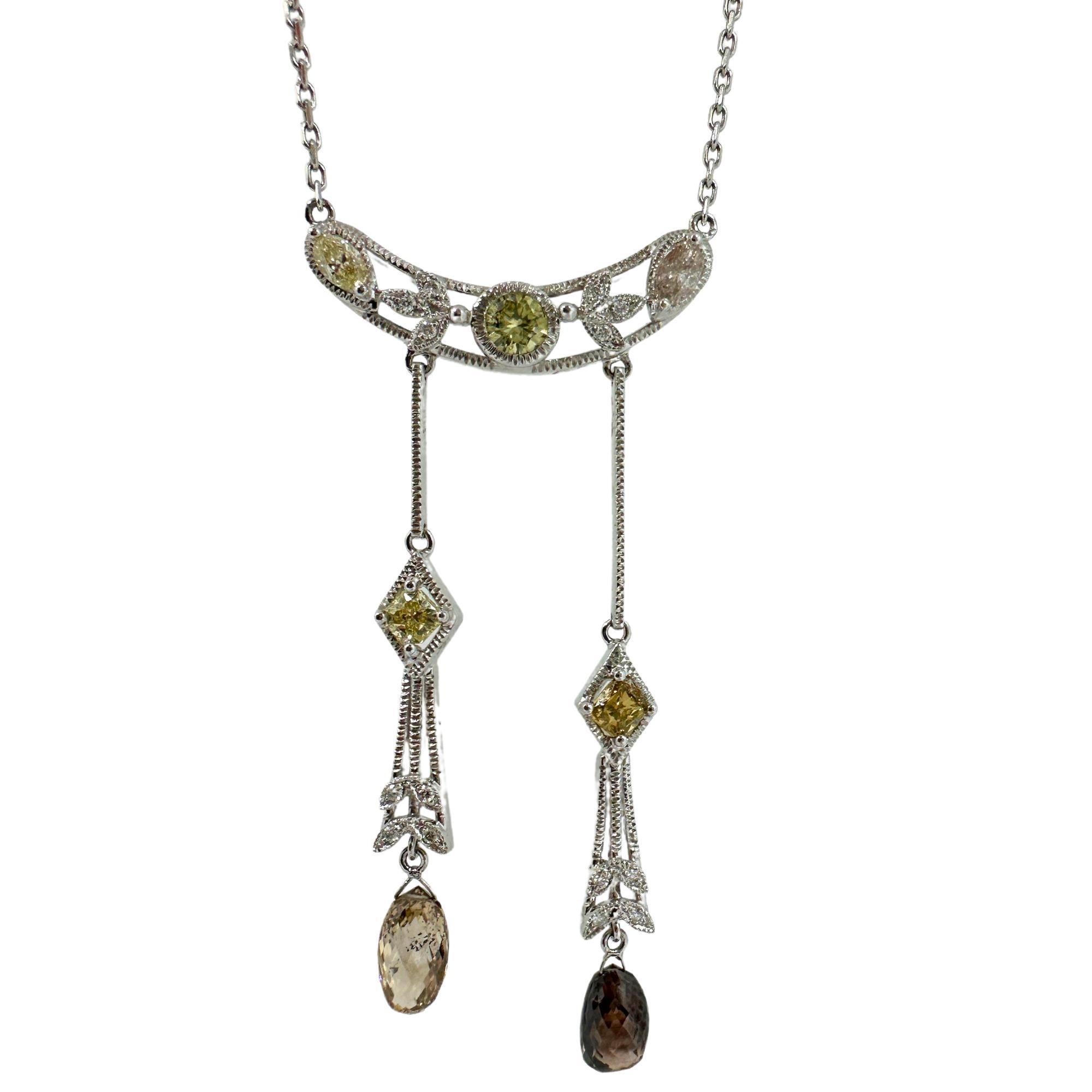Collier Briolette en or blanc 18k avec diamants multicolores et brun
Condit : En bon état avec quelques légères usures de surface dues à l'âge.
Longueur : chaîne de 15,5 pouces, pendentif de 2,4 pouces
Marques : 