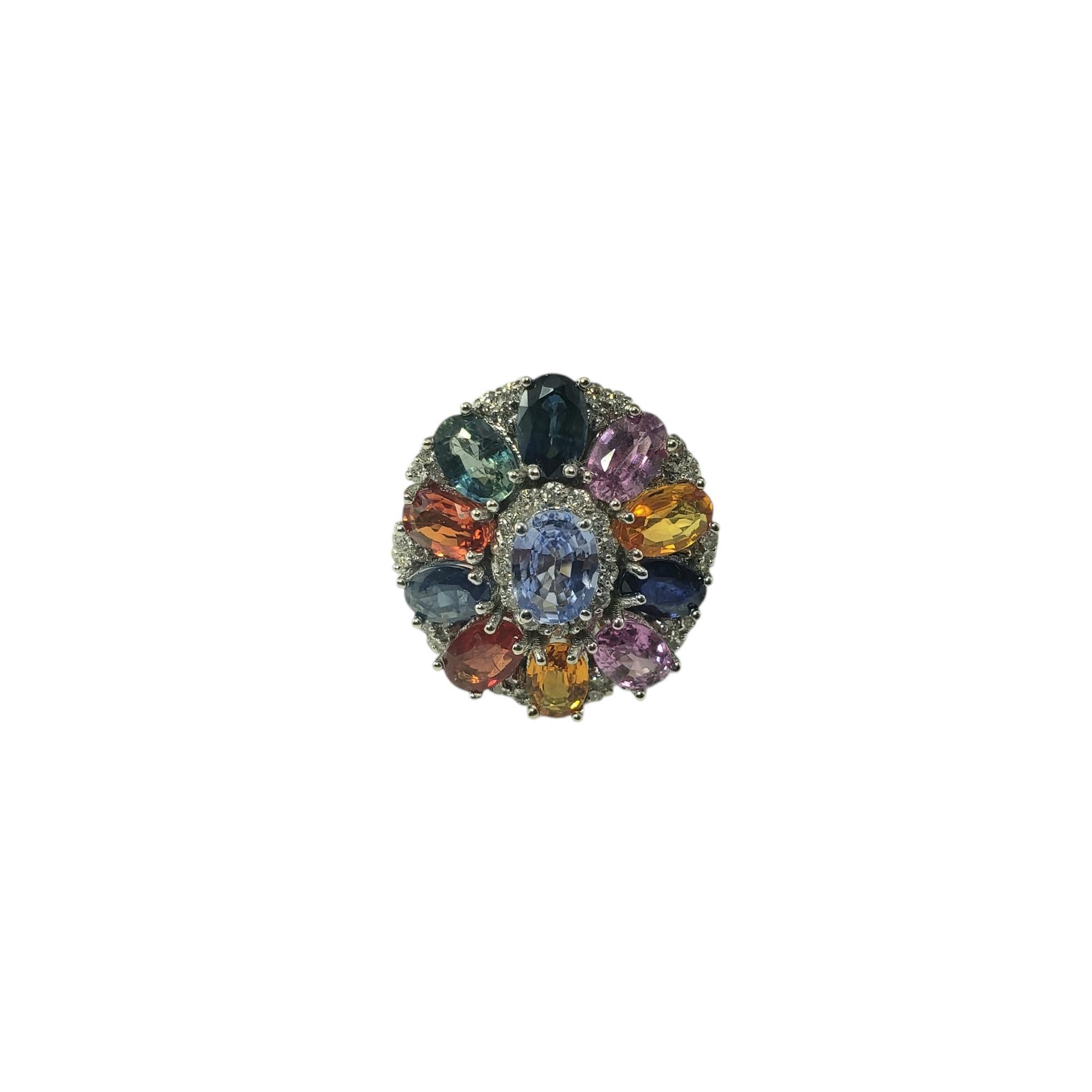 Anello in oro bianco 18 carati con zaffiro e diamante multicolore, misura 7, certificato JAGi.

Questo spettacolare anello in oro bianco 18 carati presenta 11 zaffiri naturali multicolore dal taglio ovale e 44 diamanti rotondi dal taglio brillante