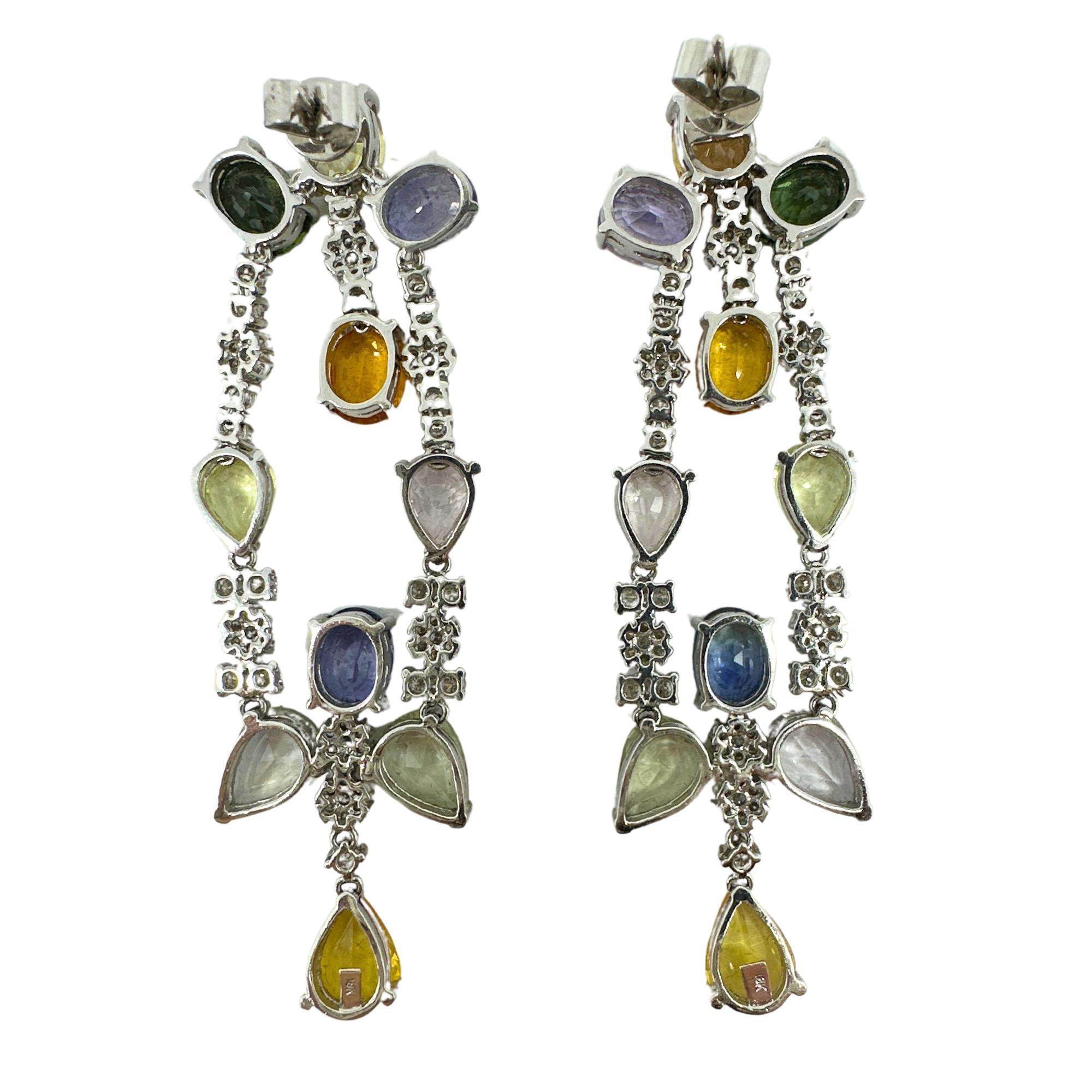 ¡Luce estos impresionantes pendientes de zafiro multicolor! 

Pendientes Gota Zafiro Multicolor Oro Blanco 18k
Estado: En buen estado, con algunos pequeños desgastes superficiales propios de la edad.
Longitud: 5 cm
Metal: Oro blanco de 18
