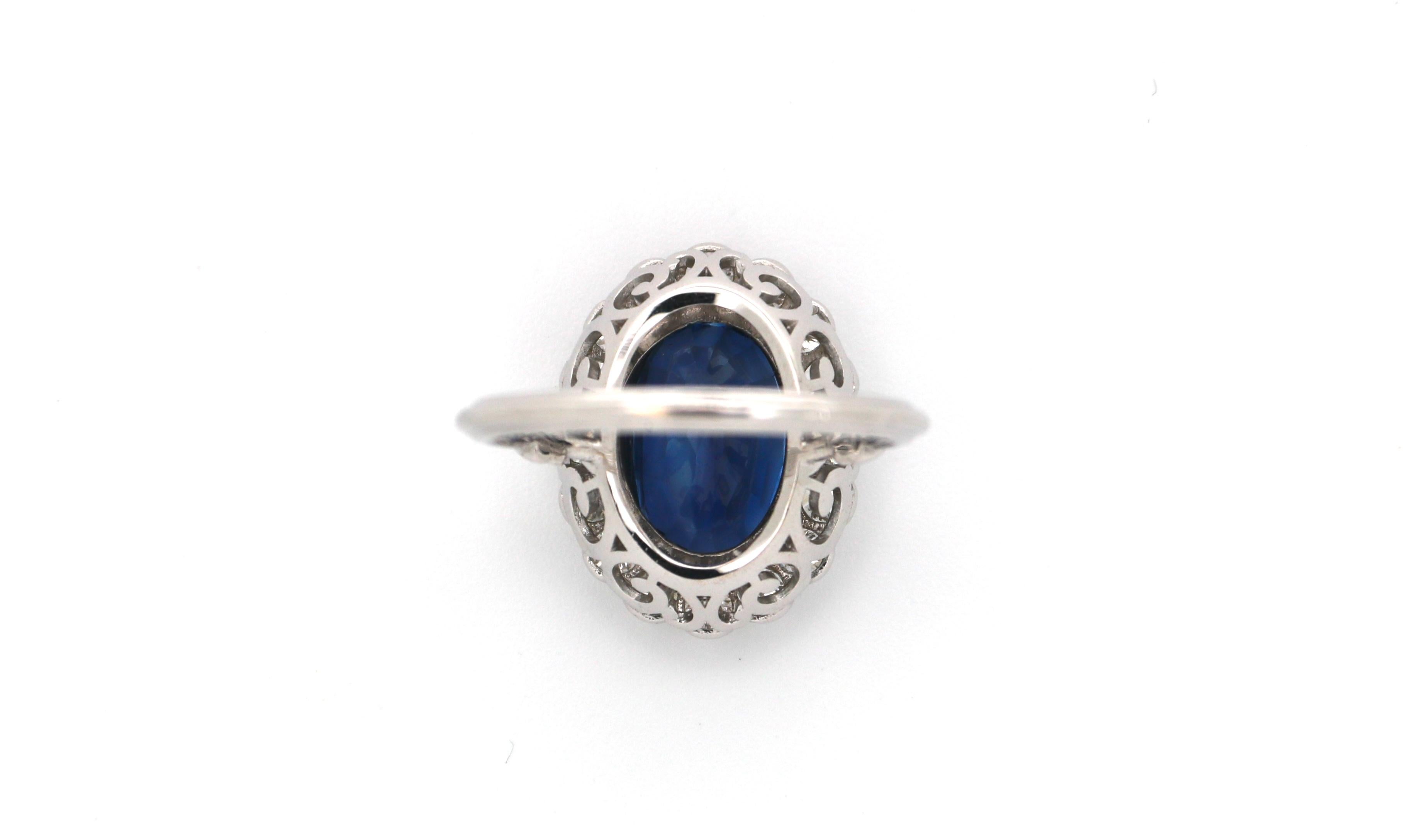 Moderno Anello in oro bianco 18 carati Nature 6ct zaffiro e diamante Princess Diana entourage. in vendita