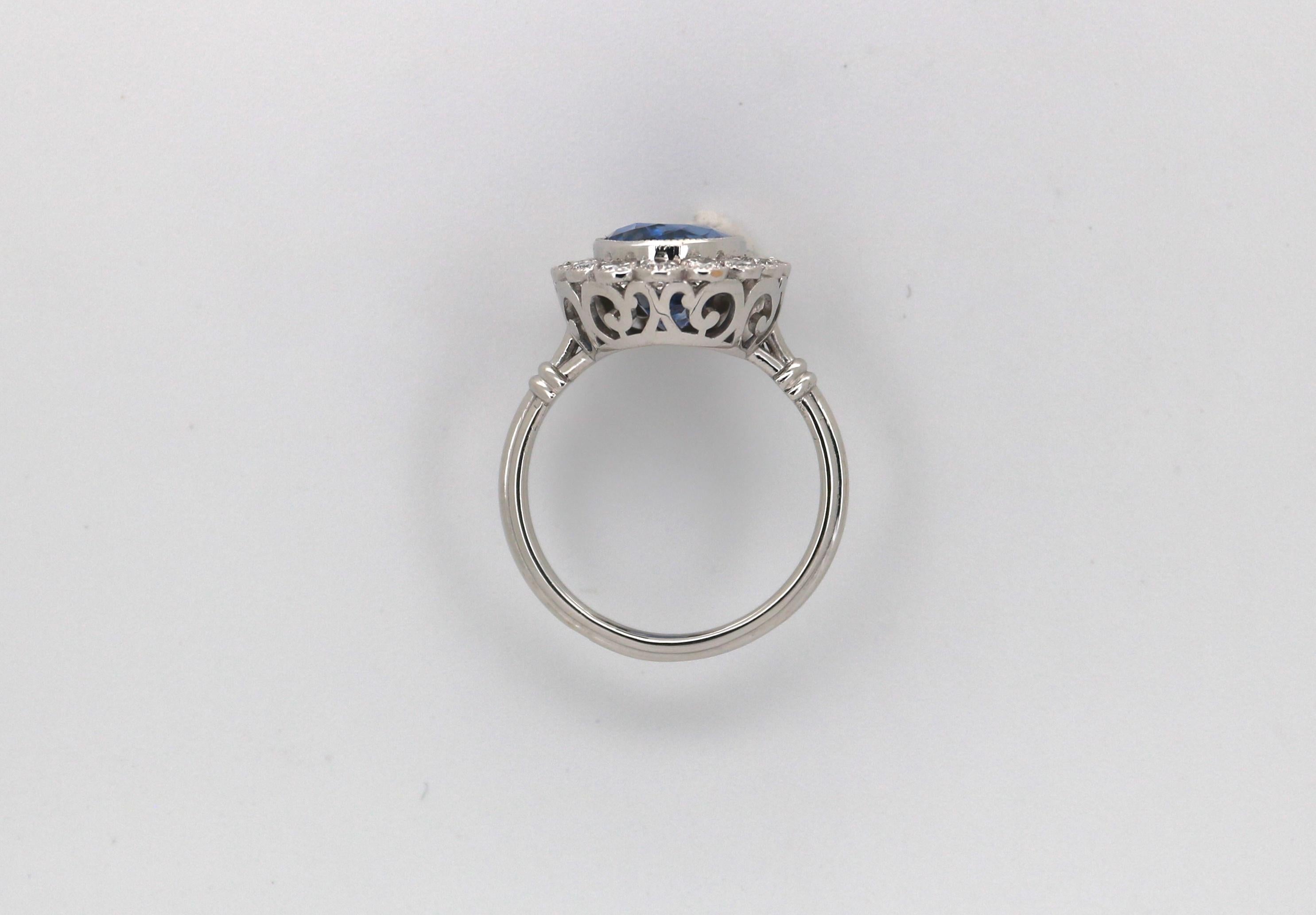 Taglio ovale Anello in oro bianco 18 carati Nature 6ct zaffiro e diamante Princess Diana entourage. in vendita