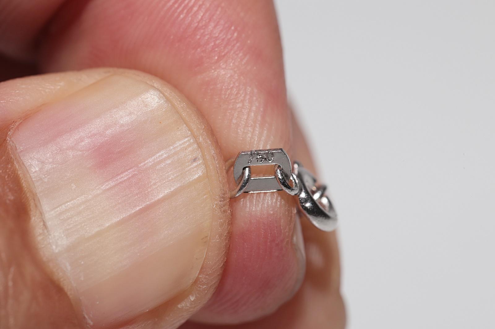 Collier pendentif en or blanc 18 carats décoré de diamants naturels taille baguette en vente 7