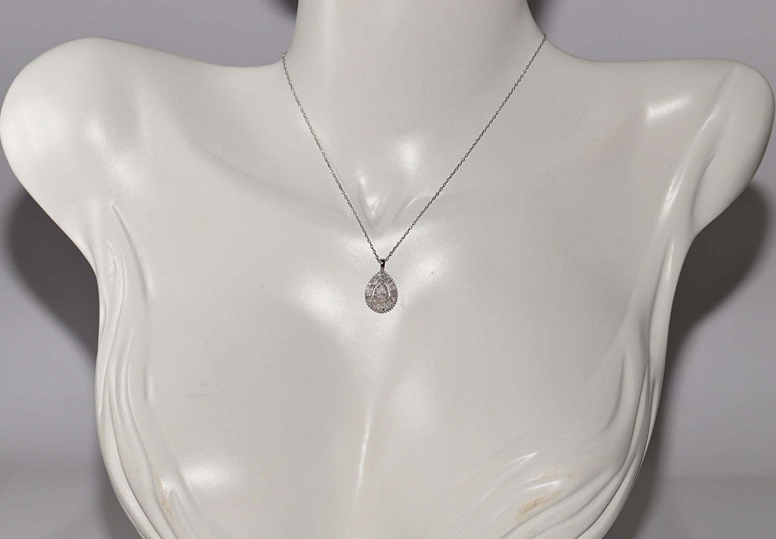 Moderne Collier pendentif en or blanc 18 carats décoré de diamants naturels taille baguette en vente