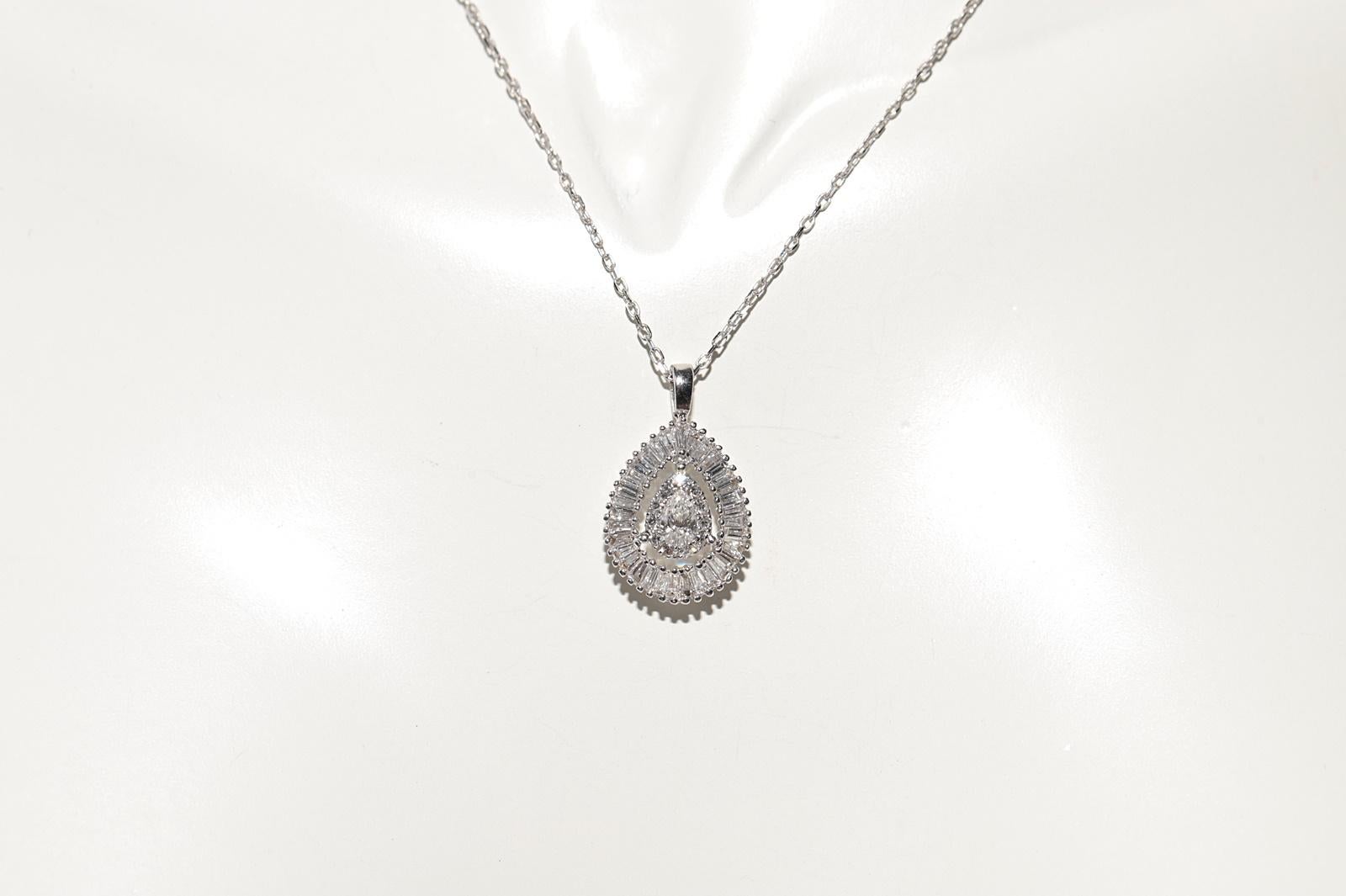 Taille baguette Collier pendentif en or blanc 18 carats décoré de diamants naturels taille baguette en vente