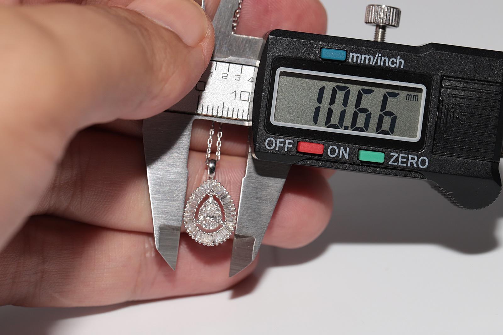 Collier pendentif en or blanc 18 carats décoré de diamants naturels taille baguette Pour femmes en vente