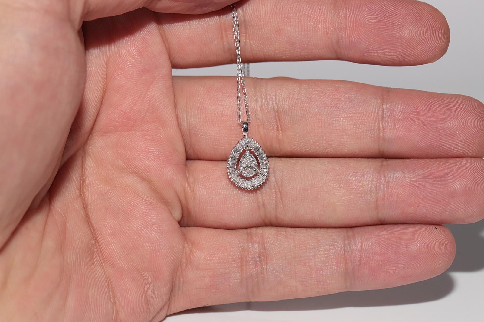 Collier pendentif en or blanc 18 carats décoré de diamants naturels taille baguette en vente 1