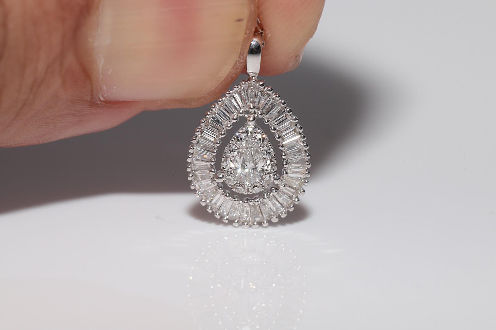 Collier pendentif en or blanc 18 carats décoré de diamants naturels taille baguette en vente 2