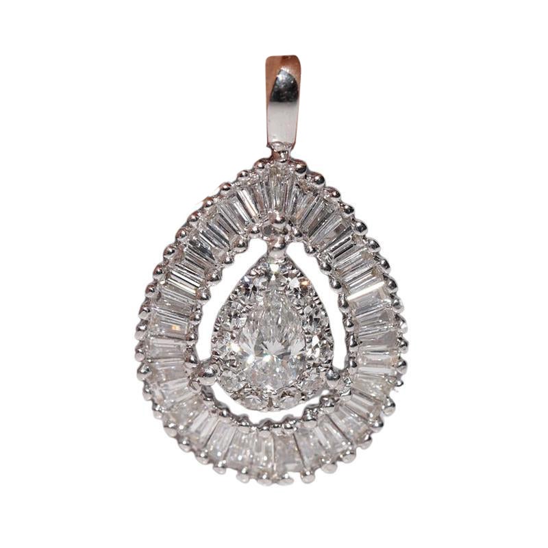 Collier pendentif en or blanc 18 carats décoré de diamants naturels taille baguette en vente