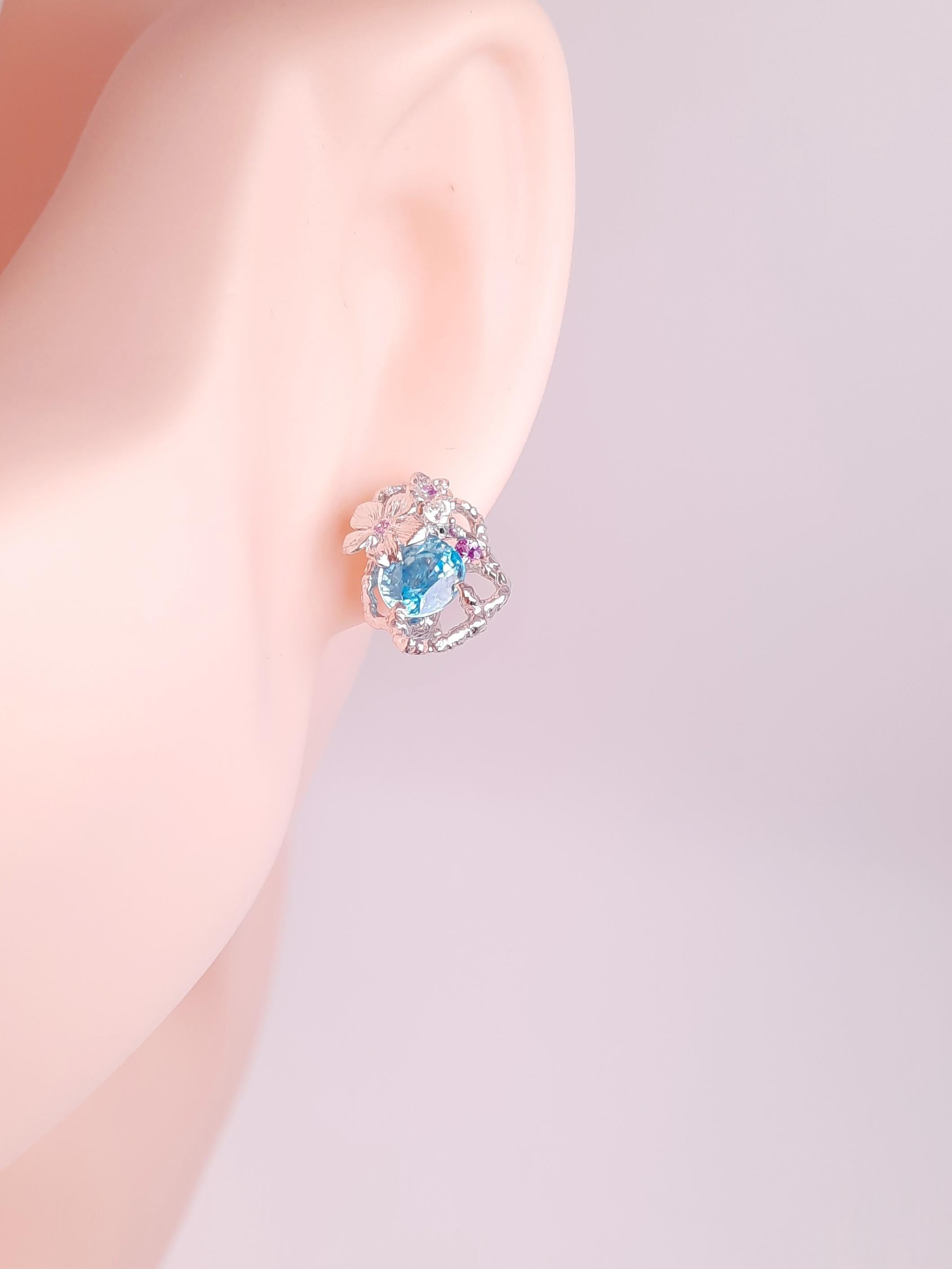 Contemporain Boucles d'oreilles artisanales en or blanc 18 carats avec zircon bleu naturel et diamant en vente