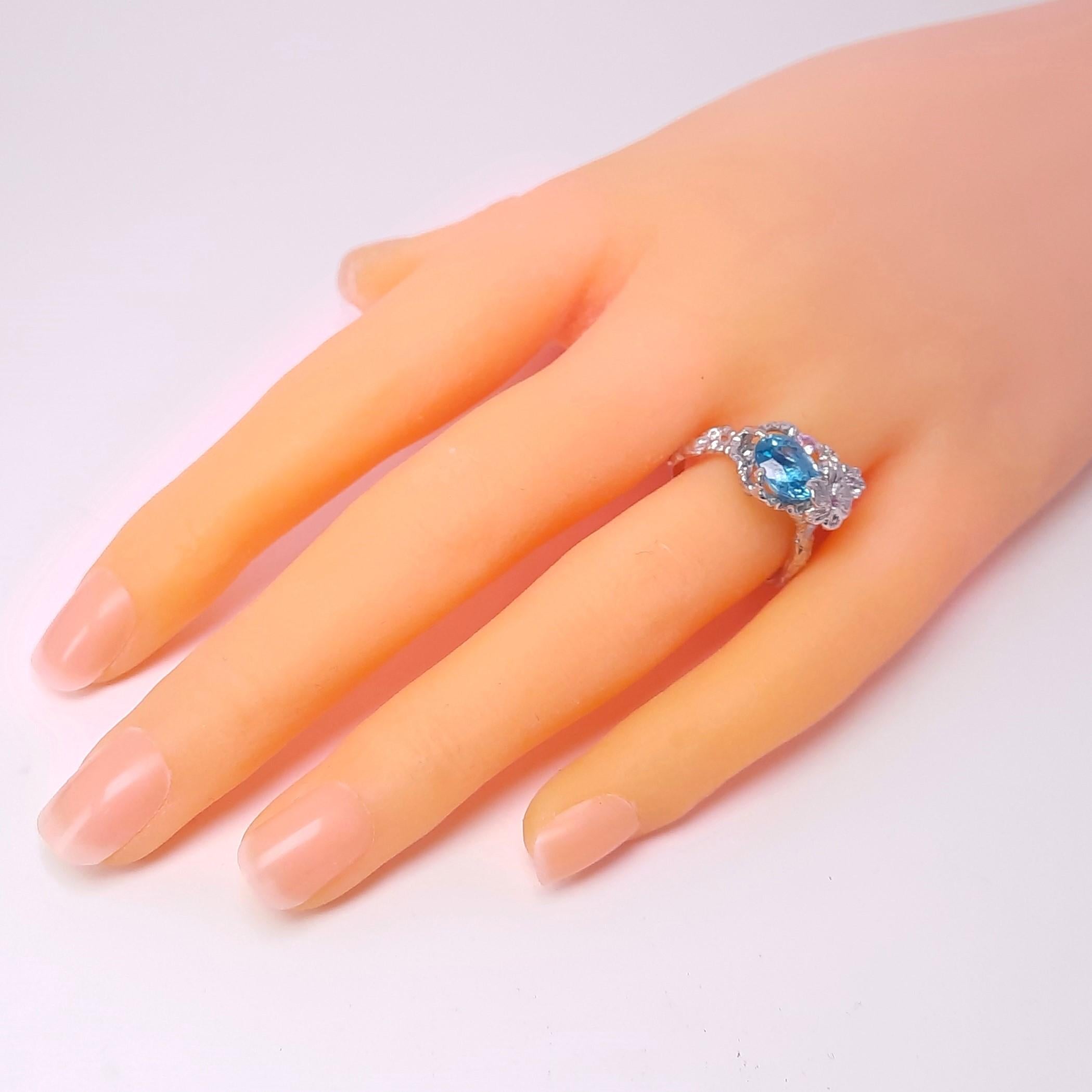 MOISEIKIN Bague en or blanc faite à la main avec zircon bleu naturel et diamant en vente 2