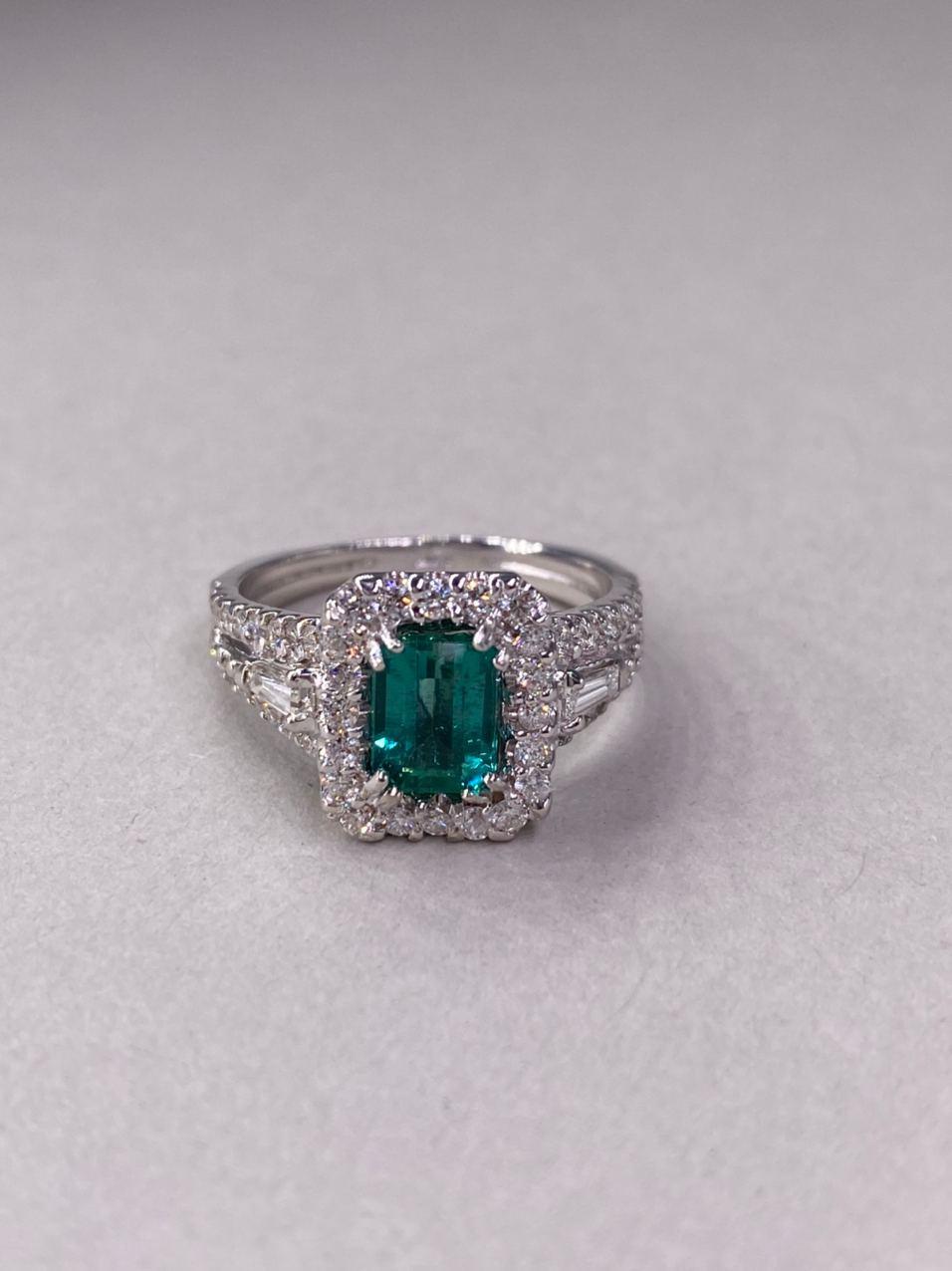 Modern 18 Karat White Gold Natural Deep Emerald Diamond Ring for Her For Sale