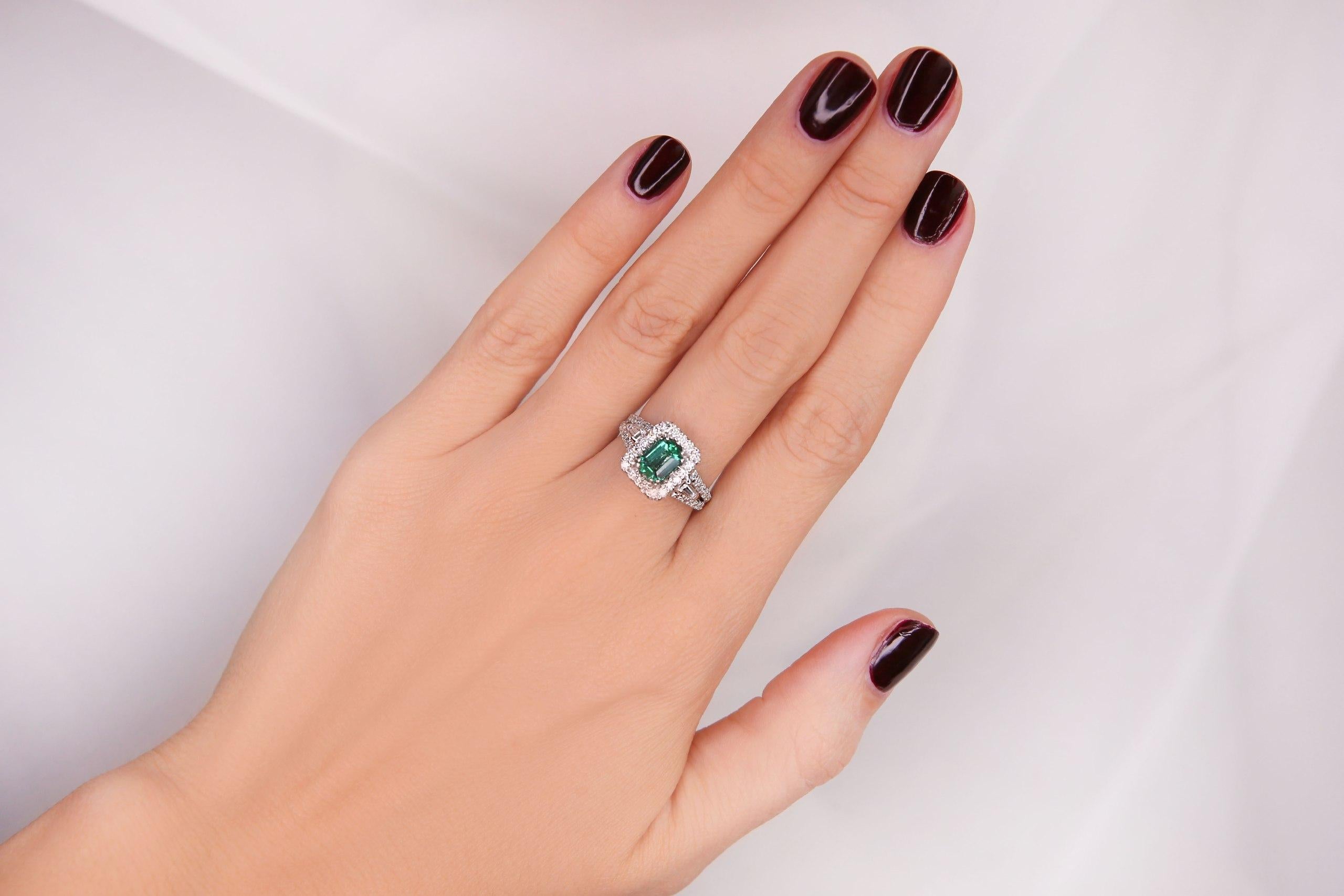 Round Cut 18 Karat White Gold Natural Deep Emerald Diamond Ring for Her For Sale