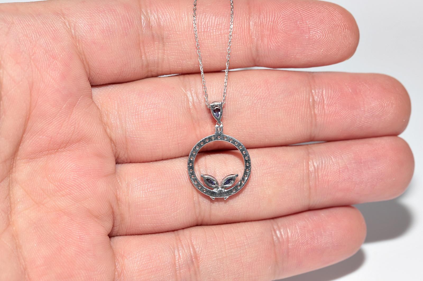 Collier pendentif décoré de diamants naturels et de saphirs en or blanc 18 carats en vente 5