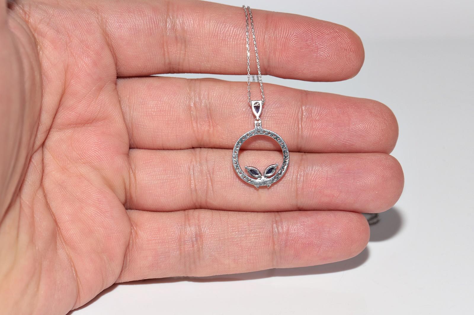 Collier pendentif décoré de diamants naturels et de saphirs en or blanc 18 carats en vente 1