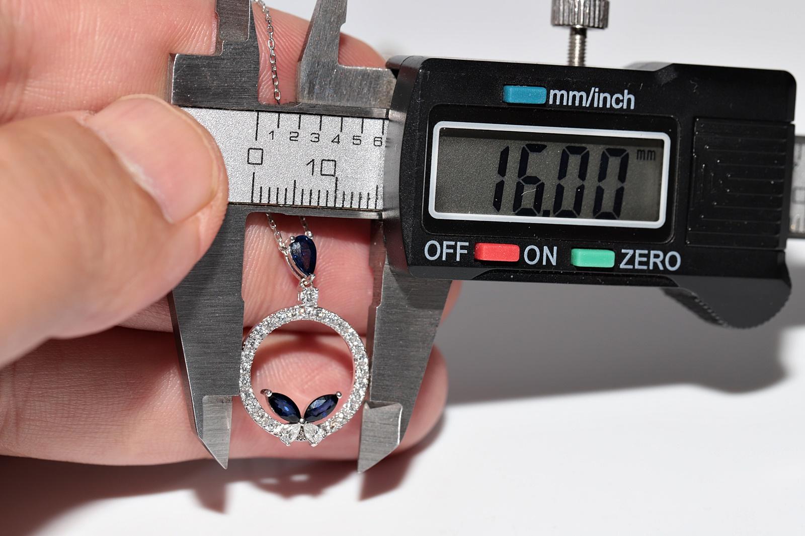 Collier pendentif décoré de diamants naturels et de saphirs en or blanc 18 carats en vente 3