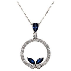 Collier pendentif décoré de diamants naturels et de saphirs en or blanc 18 carats