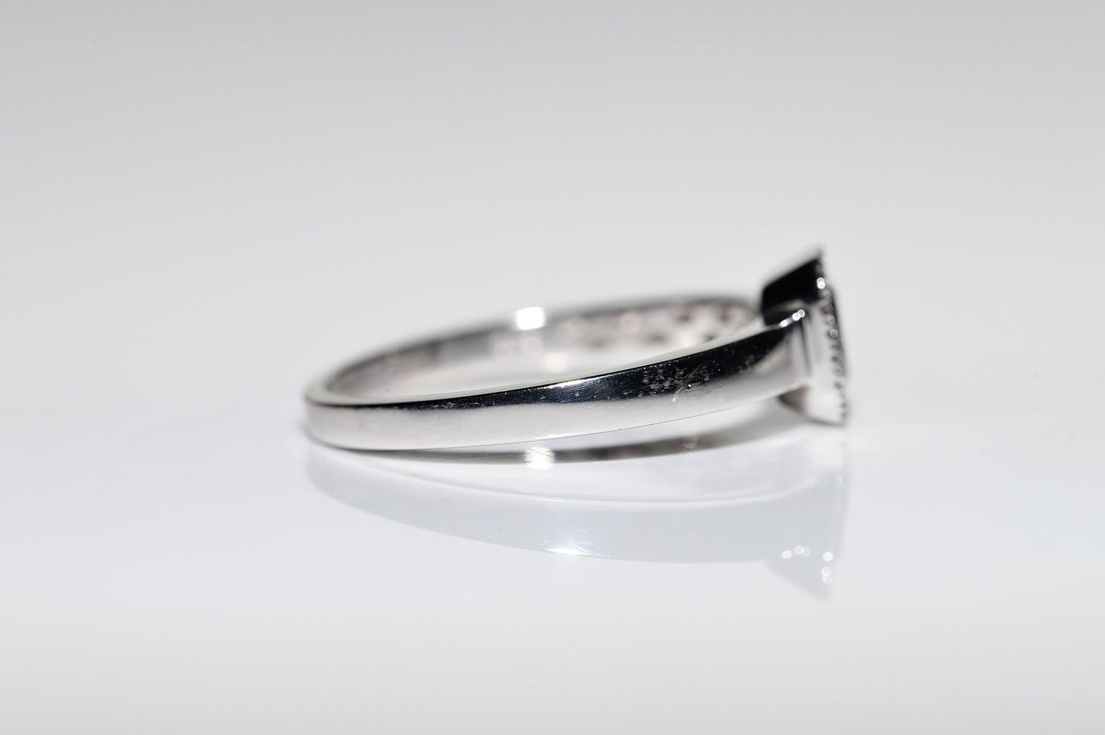 Bague décorée en or blanc 18 carats avec diamants naturels et saphirs en vente 4