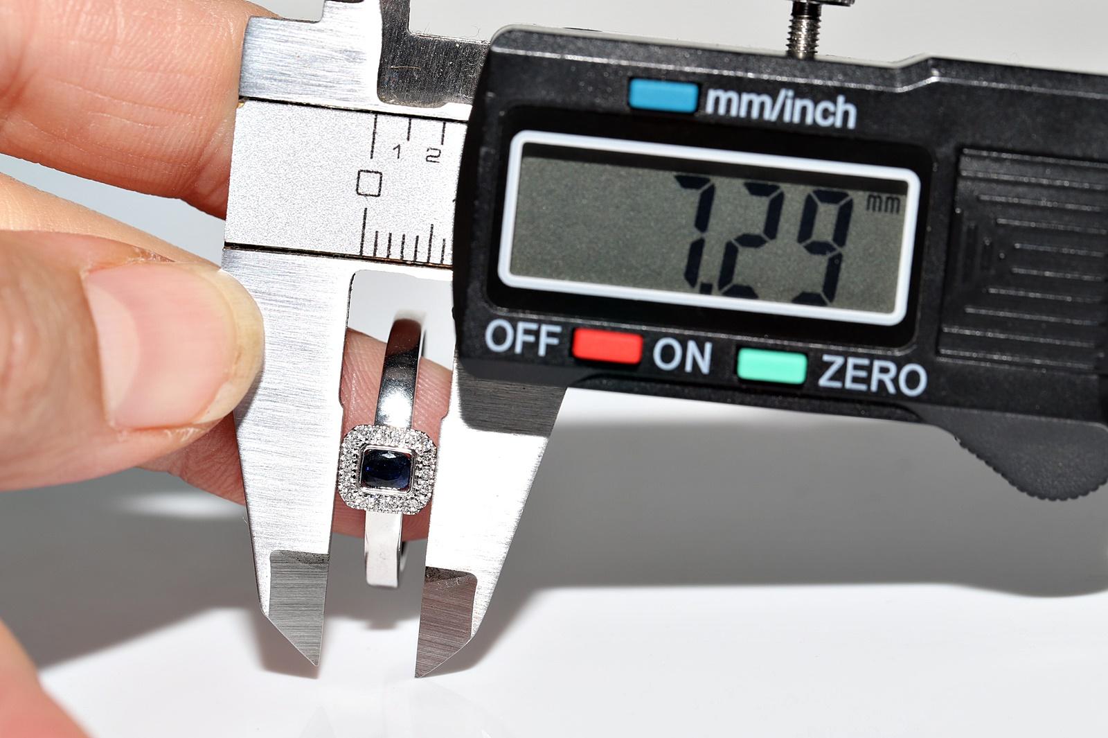 Bague décorée en or blanc 18 carats avec diamants naturels et saphirs en vente 8