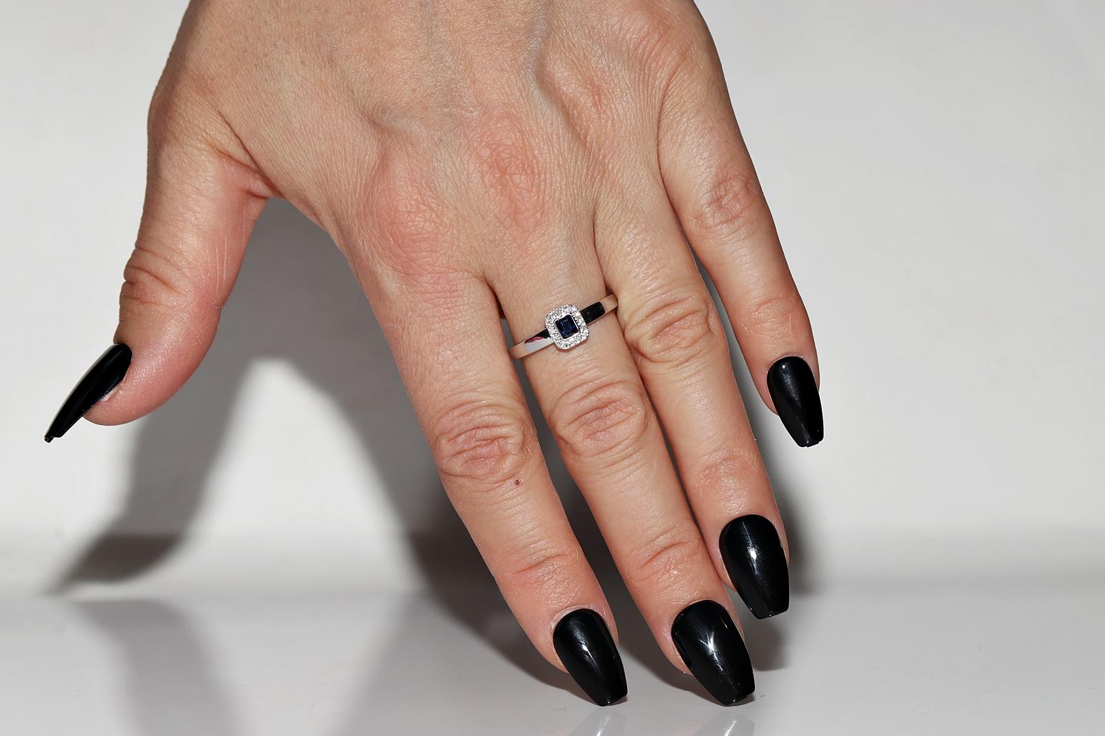 In sehr gutem Zustand.
Das Gesamtgewicht beträgt 3.3 Gramm.
Insgesamt ist Diamant 0,06 ct.
Der Diamant hat die Farbe H und die Reinheit vs-s1.
Insgesamt ist Saphir 0,15 ct.
Ringgröße ist US 8 (Wir bieten kostenlose Größenänderung)
Wir können jede