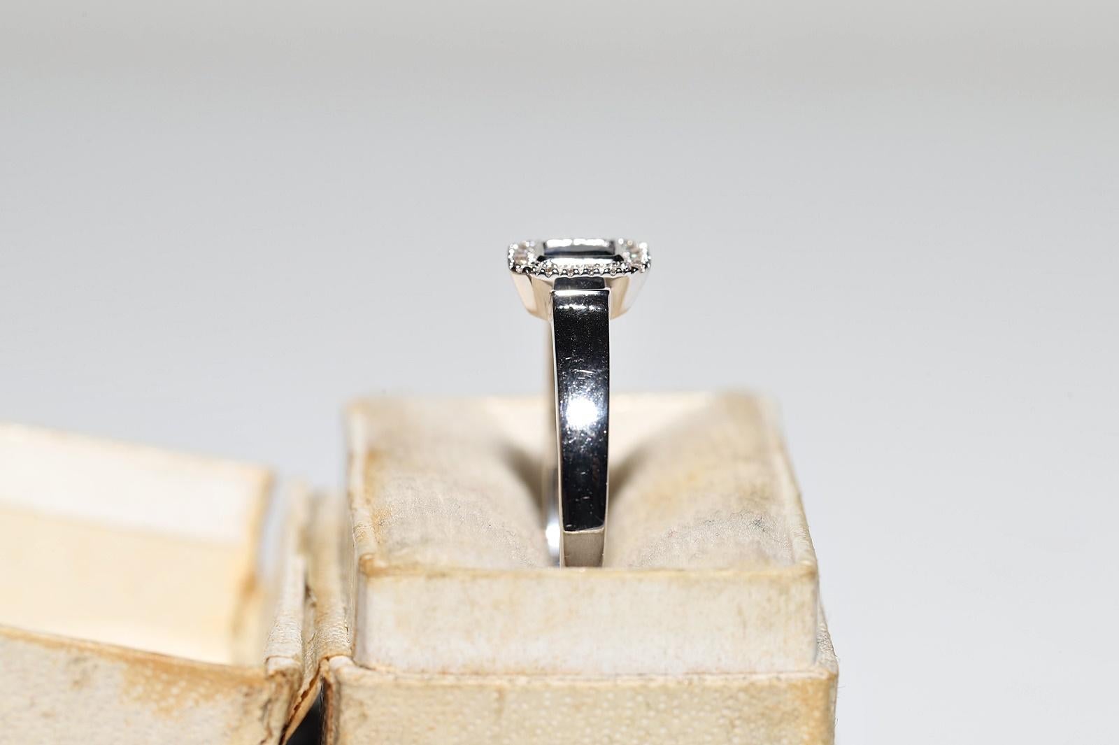 Bague décorée en or blanc 18 carats avec diamants naturels et saphirs en vente 1