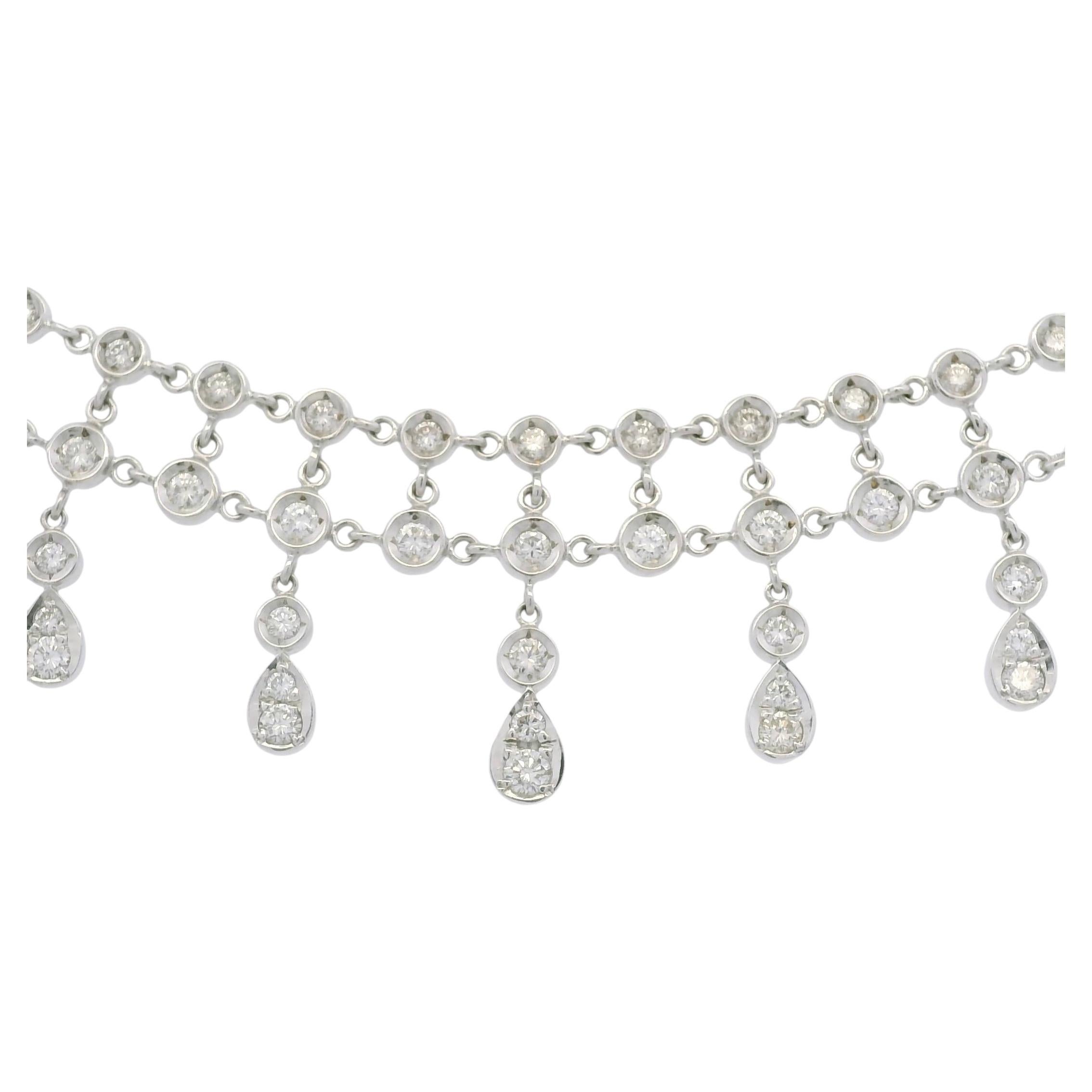 Halskette im Choker-Stil aus 18-karätigem Weißgold mit natürlichen Diamanten in Zargenfassung in Tropfenform