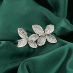 Ring „Natural Diamond Bloom“ – auffälliger Schmuck mit mehreren Blumen im Pavé-Stil aus 18-karätigem Weißgold