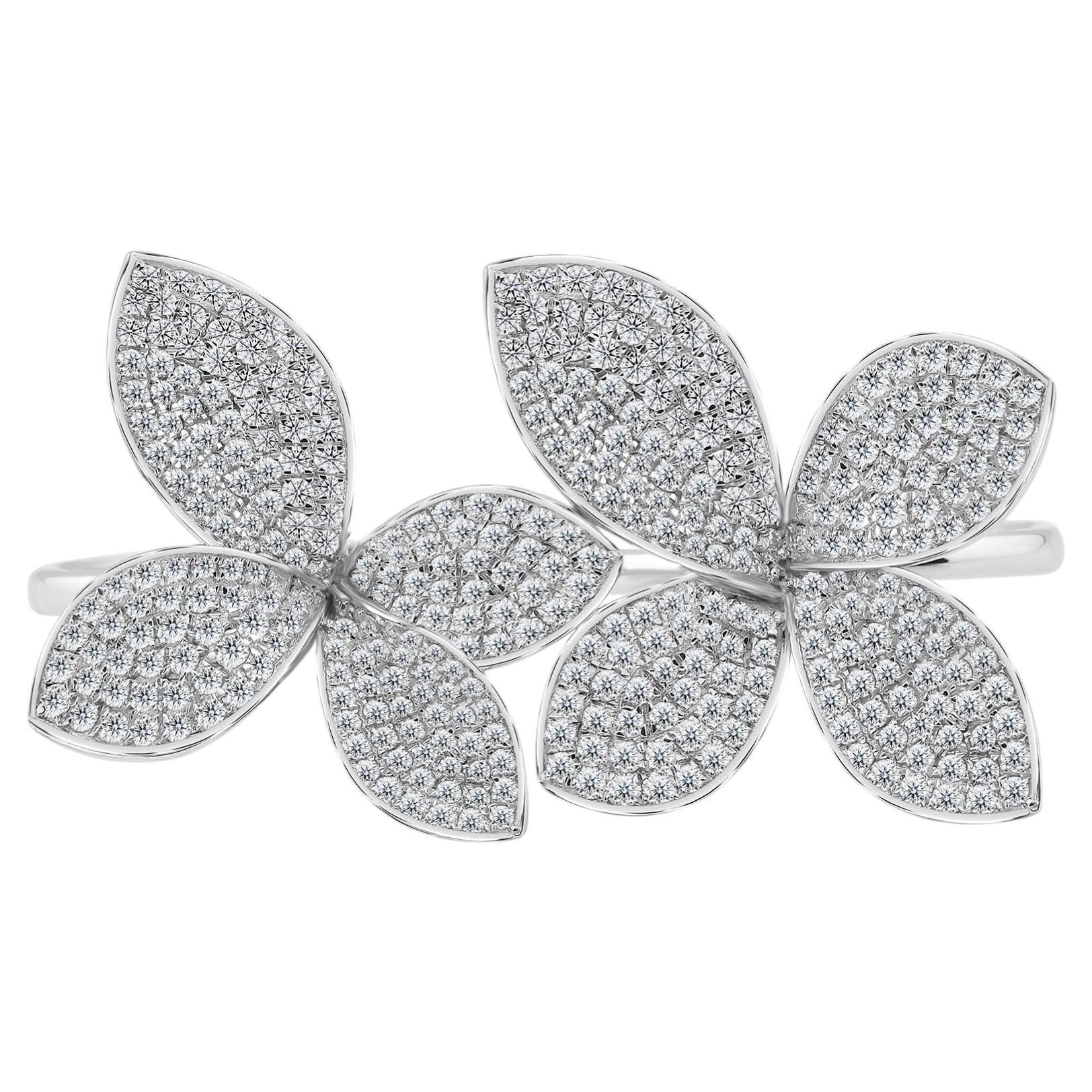 Ring „Natural Diamond Bloom“ – auffälliger Schmuck mit mehreren Blumen im Pavé-Stil aus 18-karätigem Weißgold