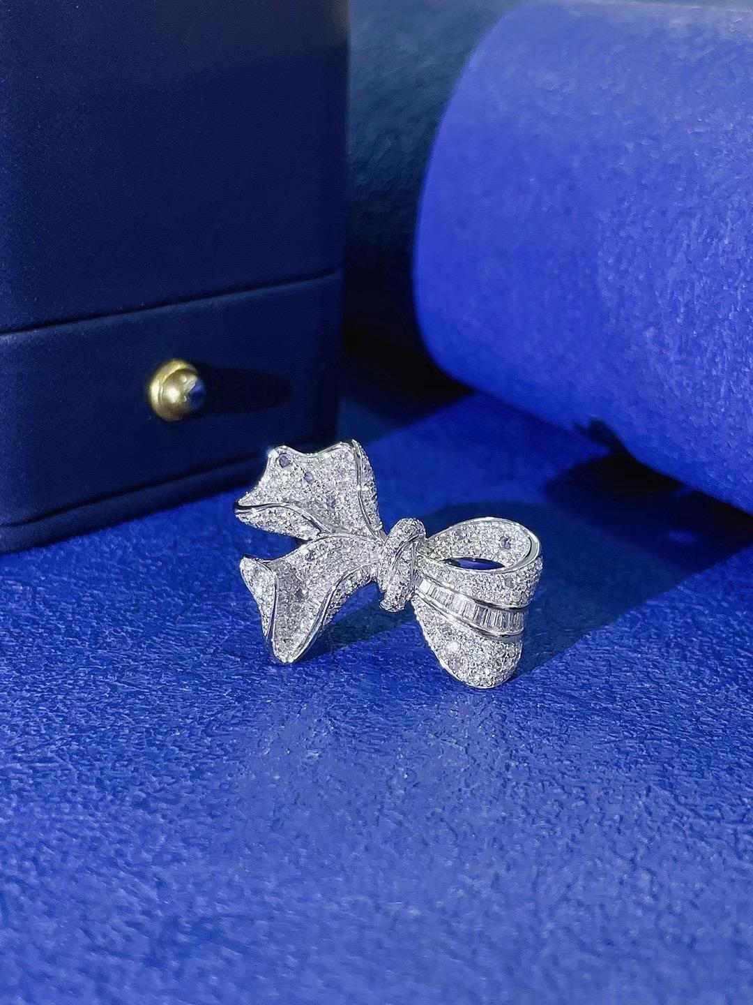 18K White Gold Natural Diamond Bow-Shaped Ring & Pendant

Diamonds - 0.06 CT
Diamonds - 0.86 CT
Total Weight - 7.35 GM
