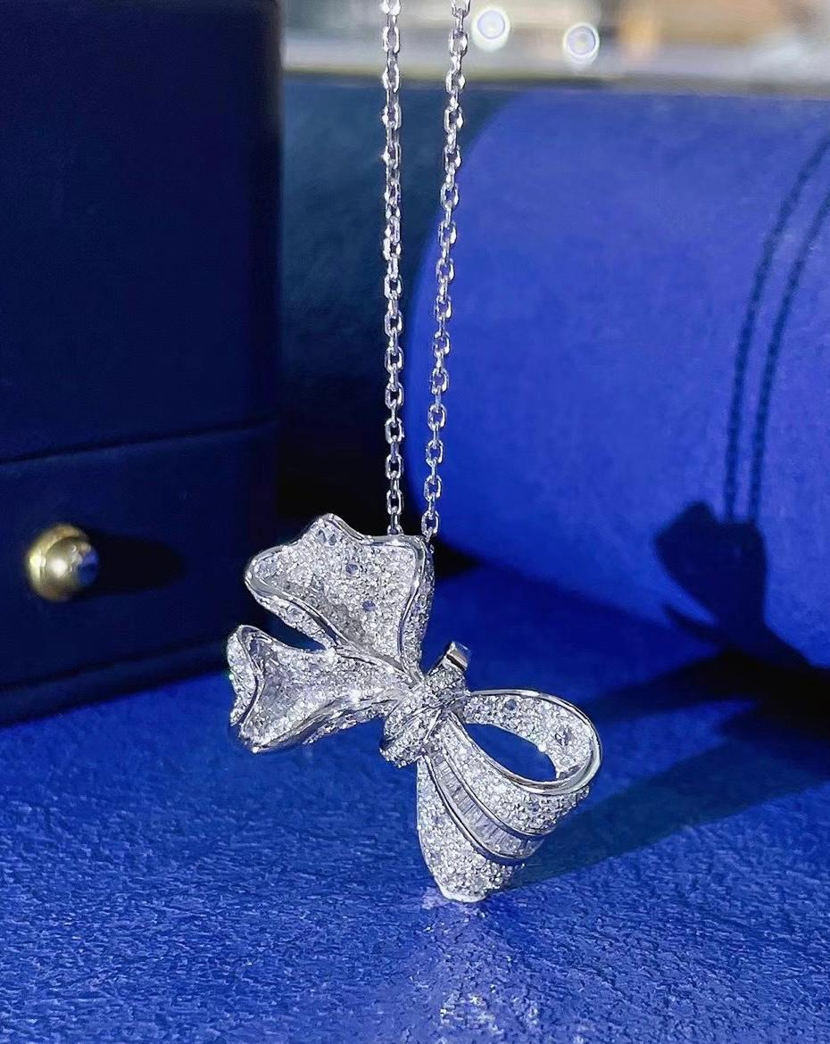 18K White Gold Natural Diamond Bow-Shaped Ring & Pendant In New Condition For Sale In Kowloon, HK