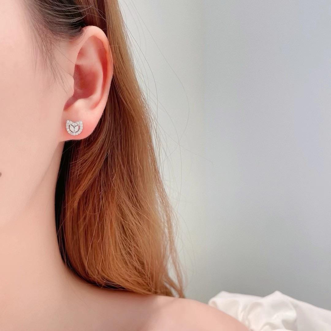 Modern 18K White Gold Natural Diamond Cat Shaped Stud Earrings