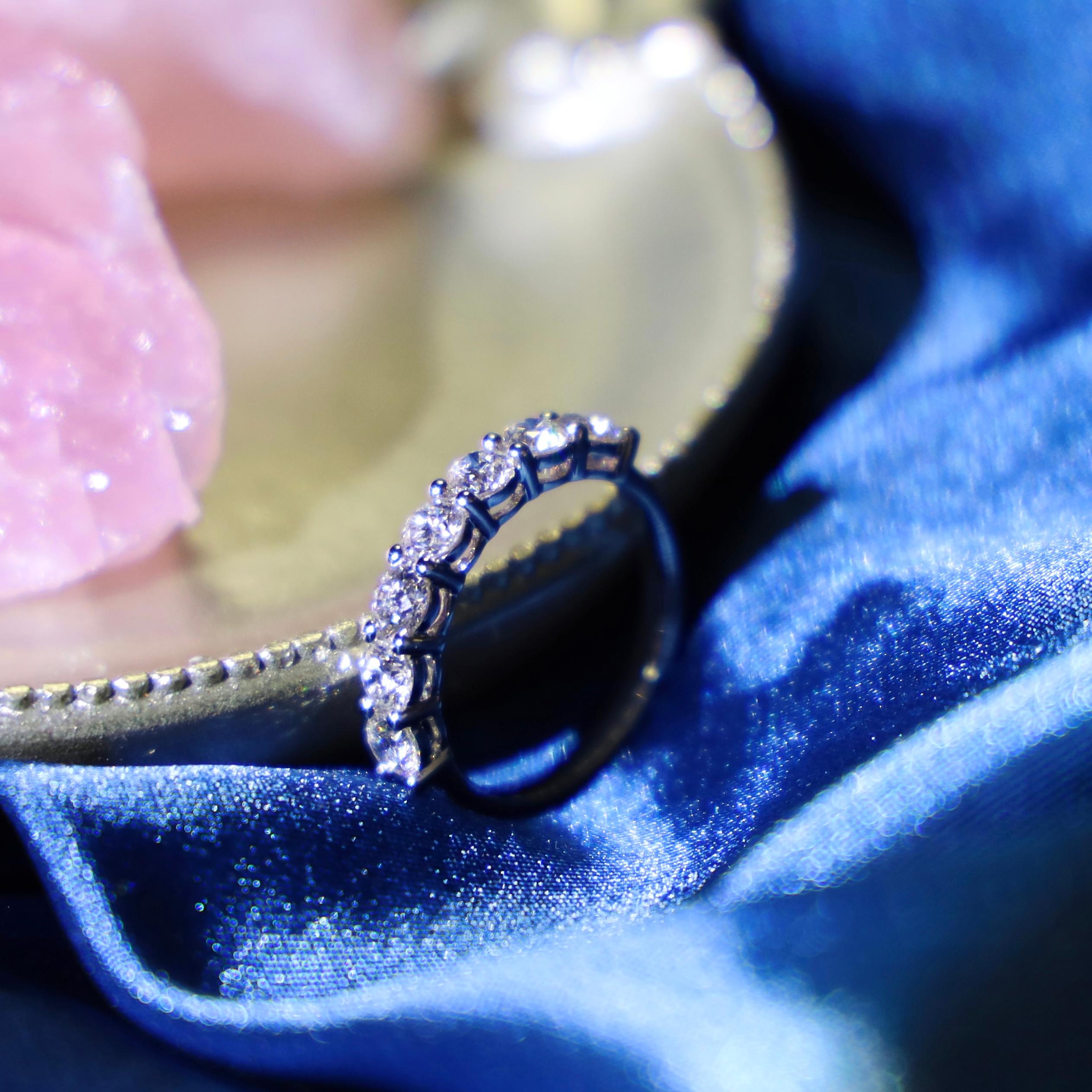 Women's or Men's 18K White Gold Natural Diamond Classic Engagement Fashion Ring For Sale