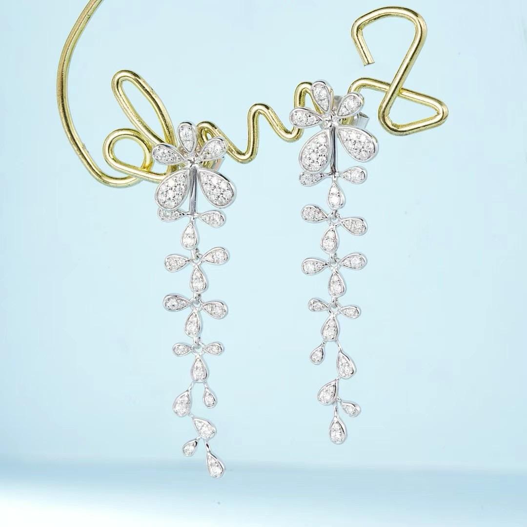 18K White Gold Natural Diamond Dangle Earrings

Diamonds - 0.40 CT
Total Weight - 2.64 GM

Can wear in 2 different types