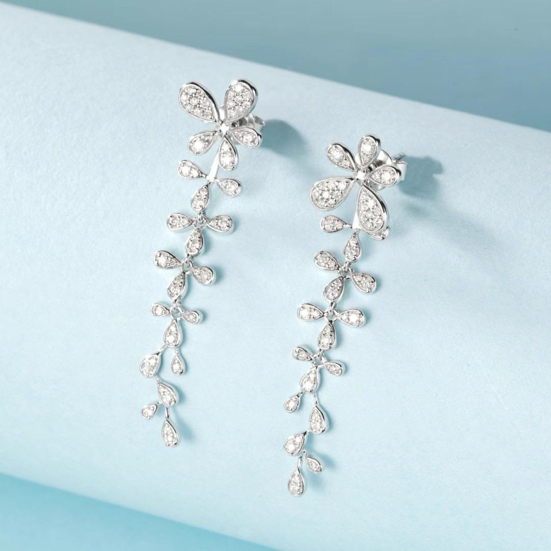 Modern 18K White Gold Natural Diamond Dangle Earrings For Sale