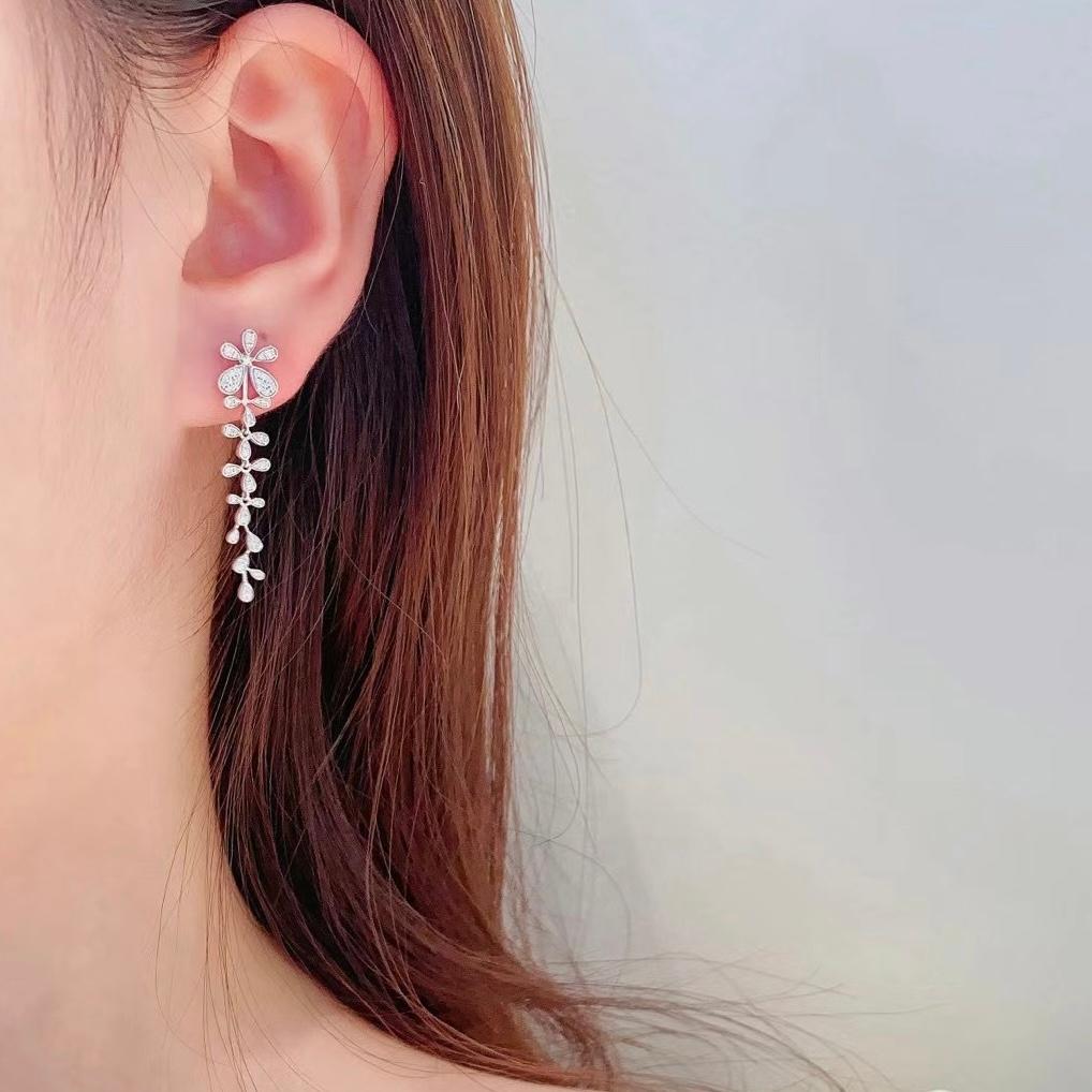 18K White Gold Natural Diamond Dangle Earrings In New Condition For Sale In Kowloon, HK