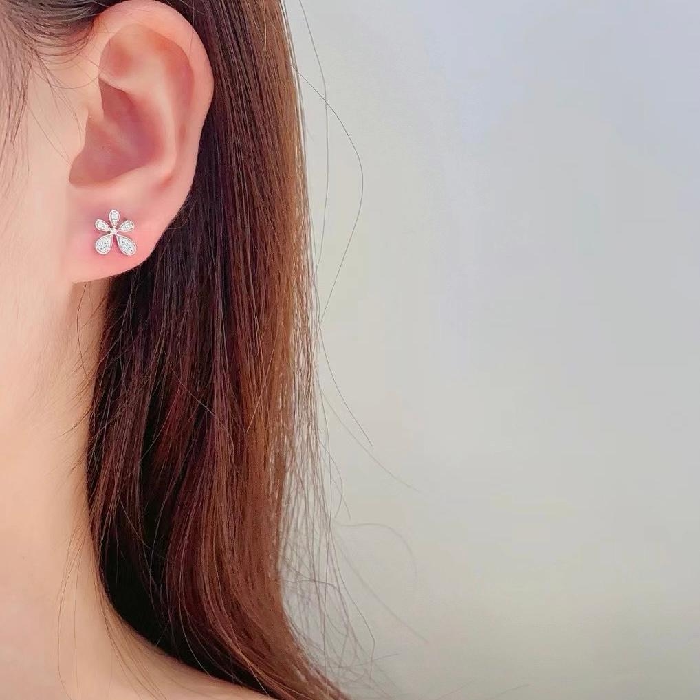 Women's or Men's 18K White Gold Natural Diamond Dangle Earrings For Sale