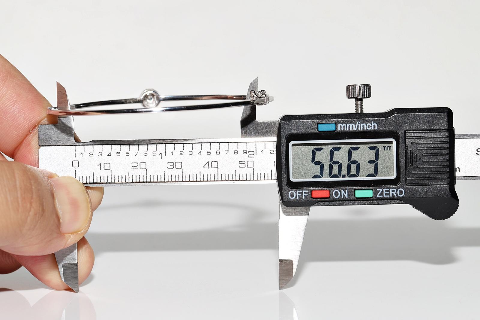 18k White  Bracelet jonc décoré de diamants naturels en or en vente 12