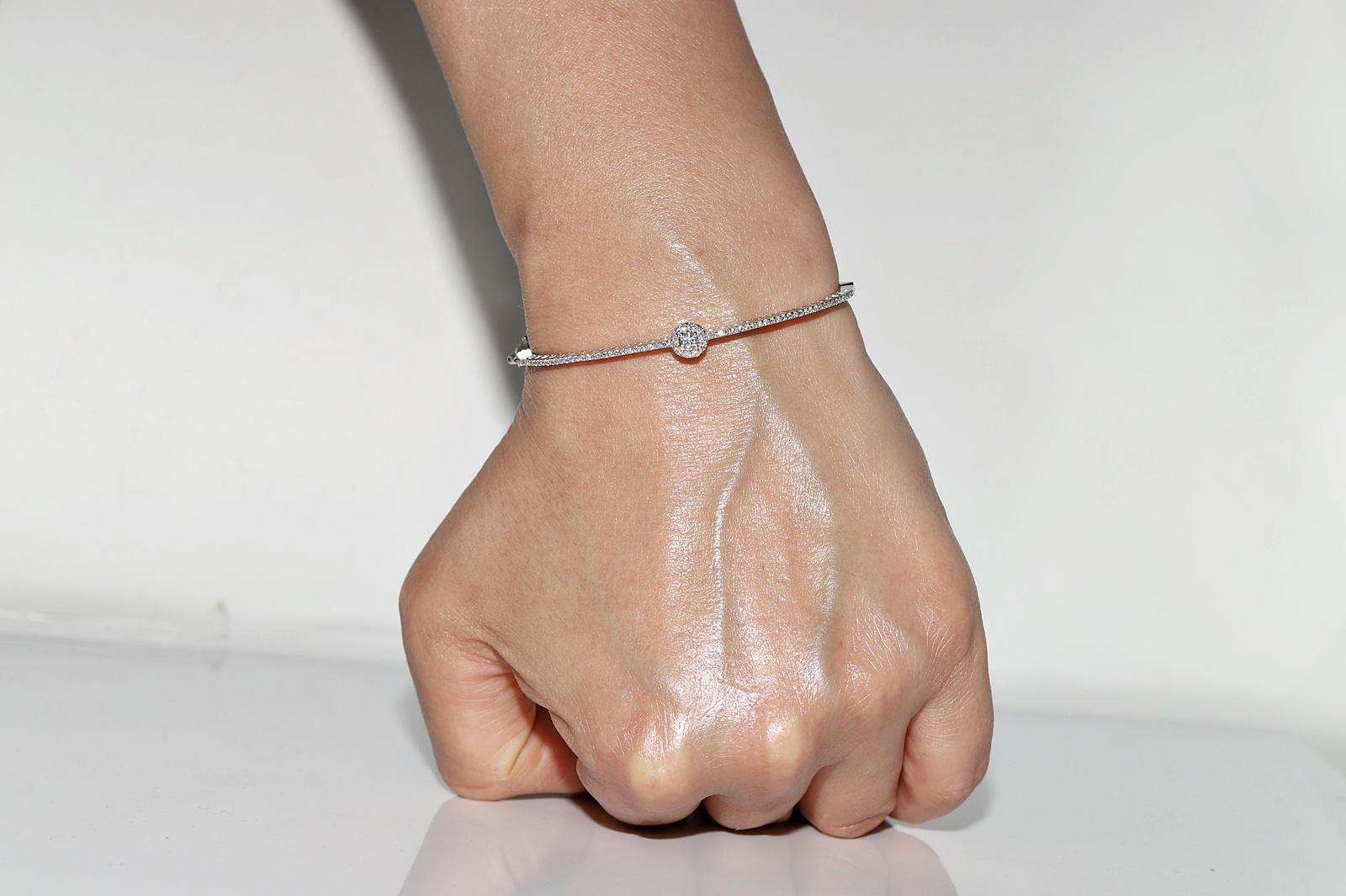 Moderne 18k White  Bracelet jonc décoré de diamants naturels en or en vente