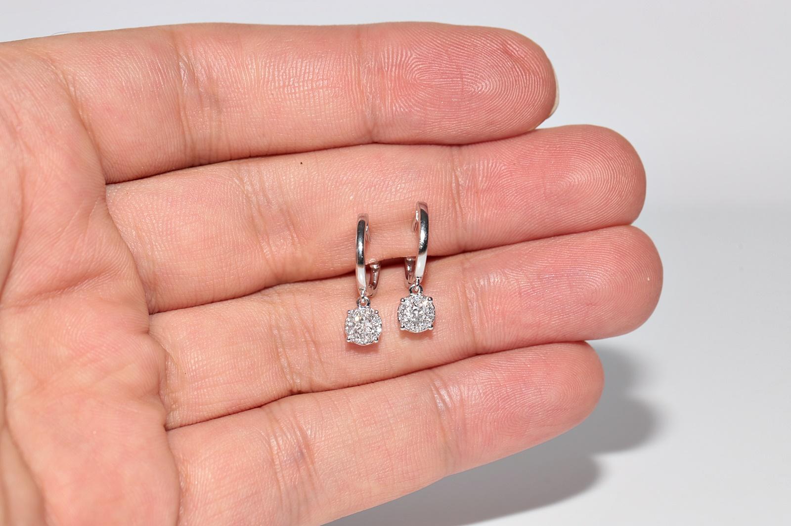 Boucles d'oreilles en or blanc 18 carats décorées de diamants naturels en vente 4