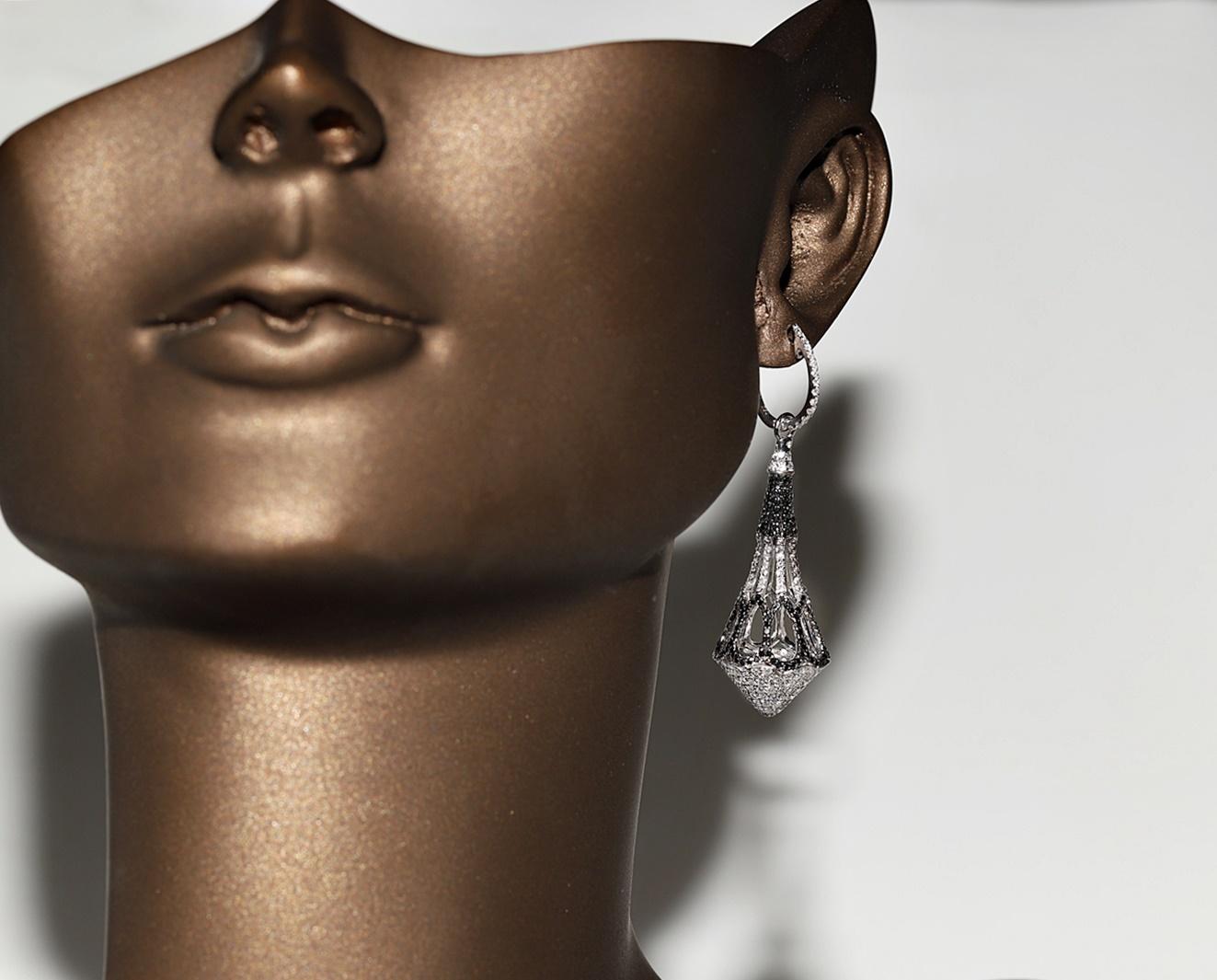 Orecchino a goccia decorato con diamanti naturali in oro bianco 18k in vendita 13