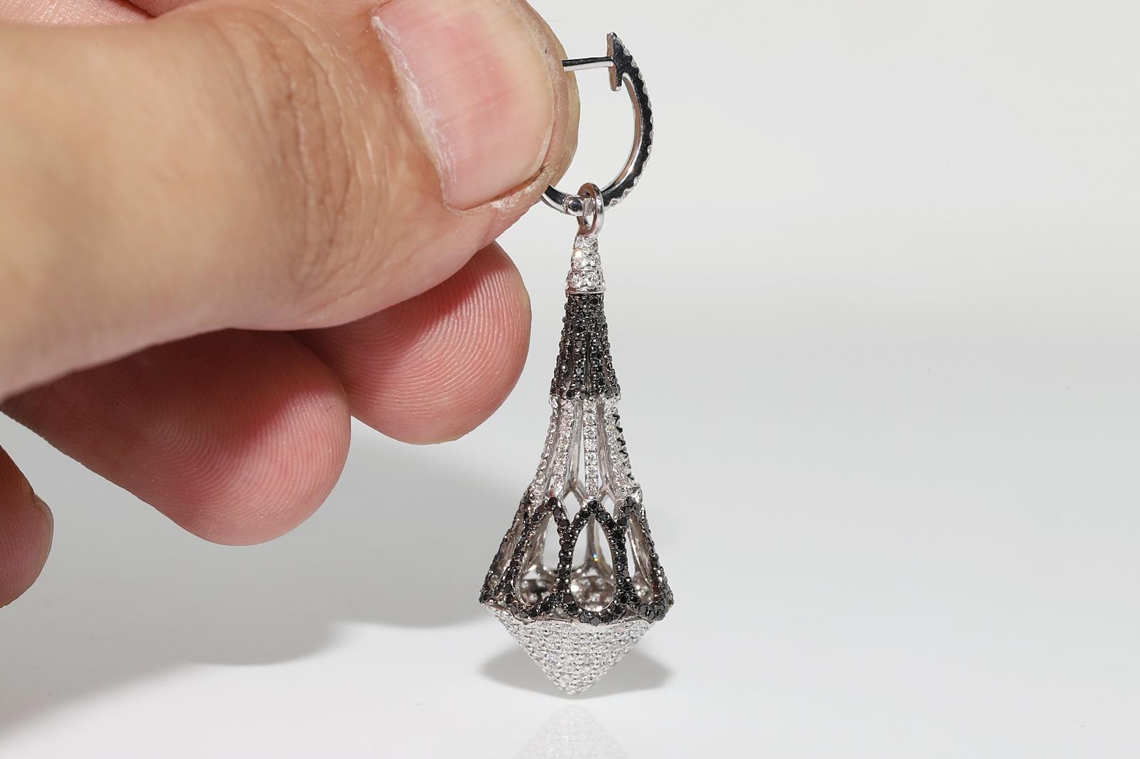 Orecchino a goccia decorato con diamanti naturali in oro bianco 18k in vendita 1