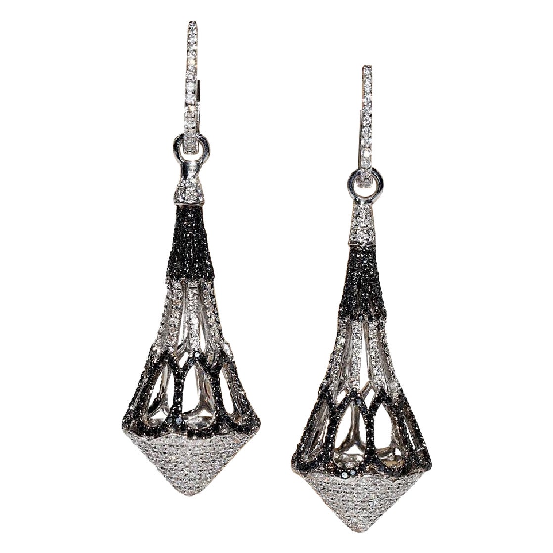 Orecchino a goccia decorato con diamanti naturali in oro bianco 18k