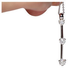 Collier pendentif en or blanc 18 carats décoré de diamants naturels