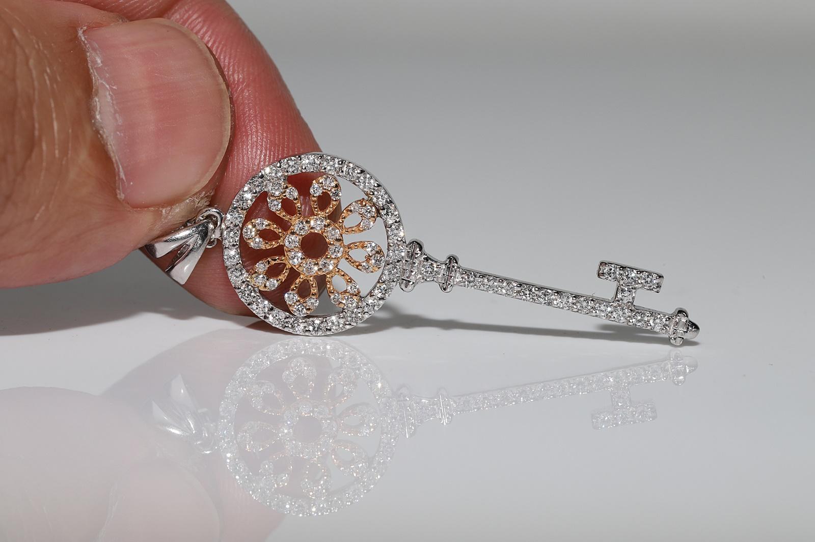 Collana con ciondolo a forma di chiave decorata con diamanti naturali in oro bianco 18 carati in vendita 4
