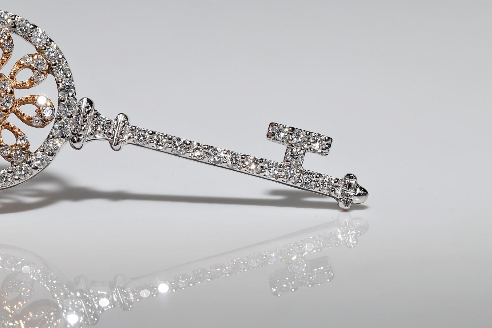 Collana con ciondolo a forma di chiave decorata con diamanti naturali in oro bianco 18 carati in vendita 5