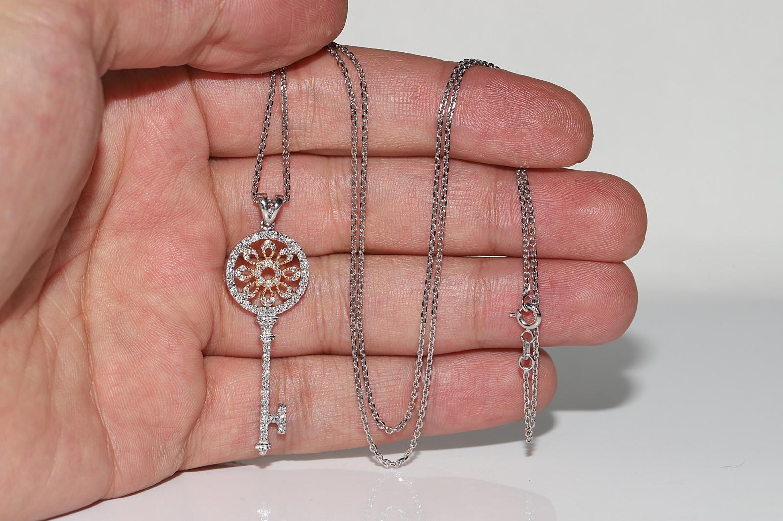 Collana con ciondolo a forma di chiave decorata con diamanti naturali in oro bianco 18 carati in vendita 6