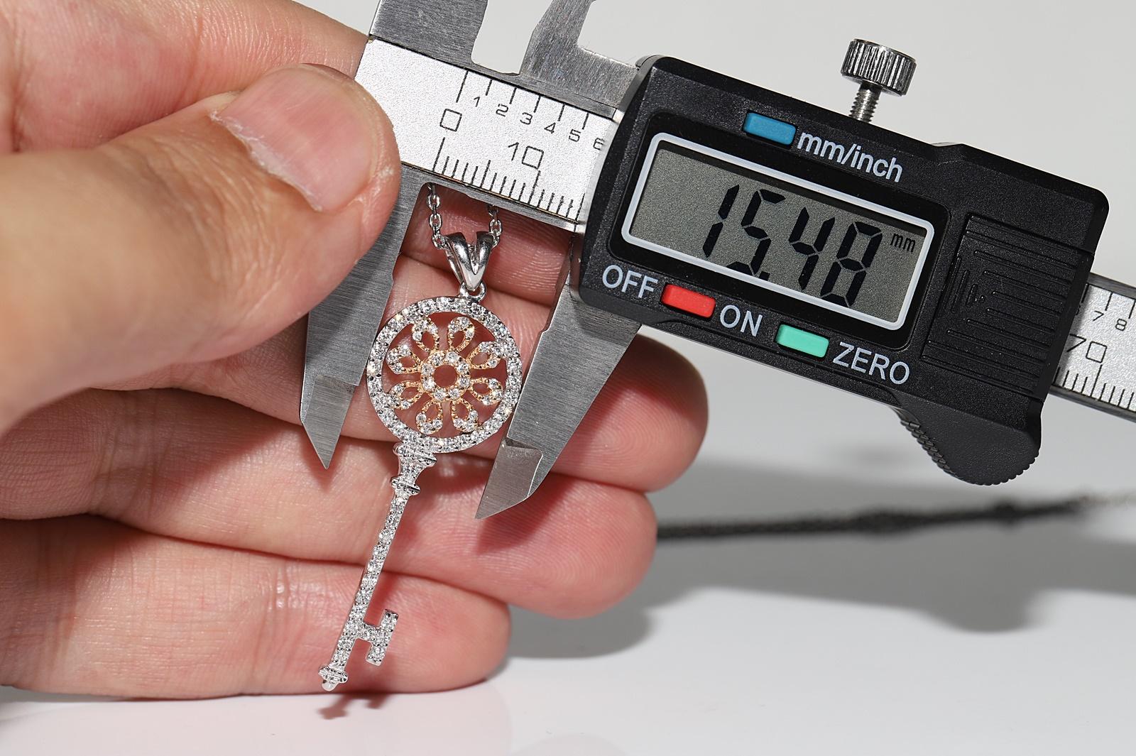 Collana con ciondolo a forma di chiave decorata con diamanti naturali in oro bianco 18 carati in vendita 8