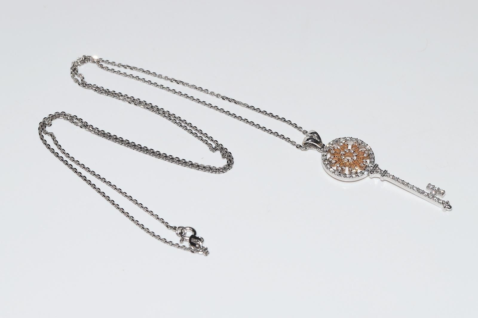 Collana con ciondolo a forma di chiave decorata con diamanti naturali in oro bianco 18 carati in vendita 9