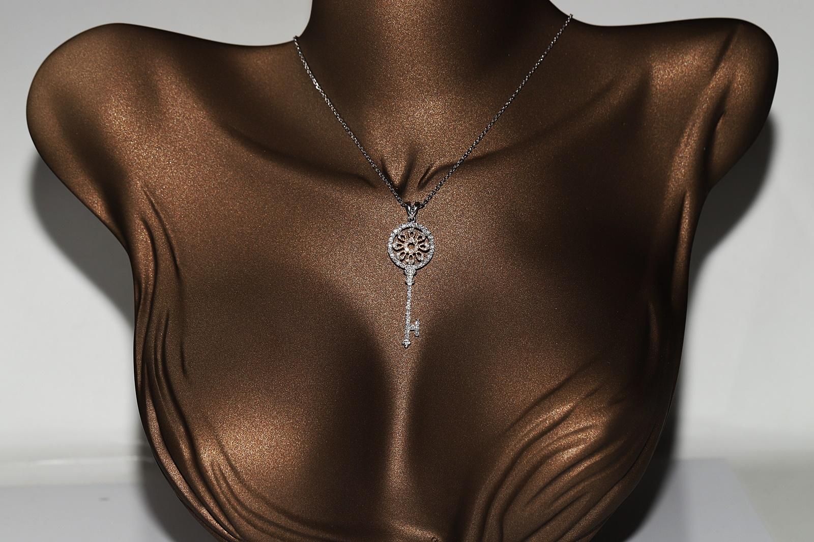 In ottime condizioni.
Il peso totale è di 7,9 grammi.
Totalmente è un diamante da 1,70 ct.
Il diamante ha un colore F-G e una purezza vvs-vs.
La lunghezza totale della catena è di 58 cm.
Per qualsiasi domanda, contattaci.