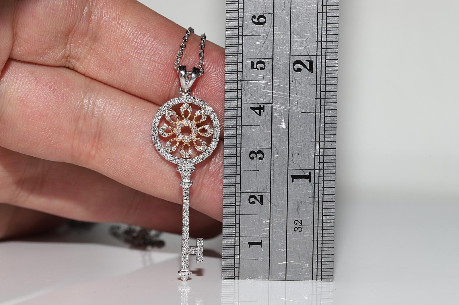 Taglio brillante Collana con ciondolo a forma di chiave decorata con diamanti naturali in oro bianco 18 carati in vendita